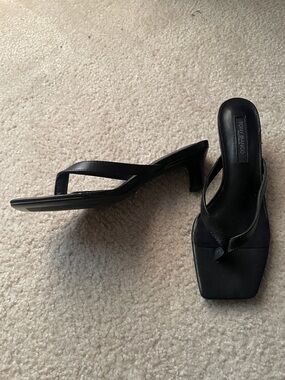 Tony Bianco Black Square-Toe Mid-Heel Thong Sandals size 6.5